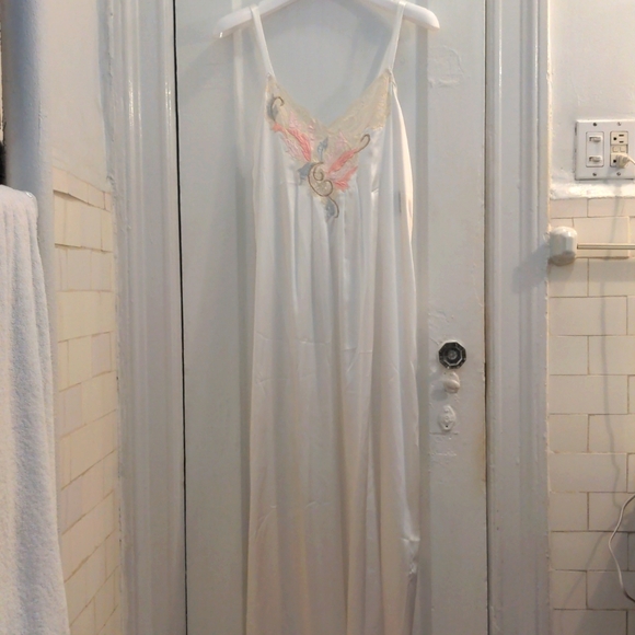 Natori New full length night gown. Small, Washable polyester White, embroidery - Picture 1 of 6